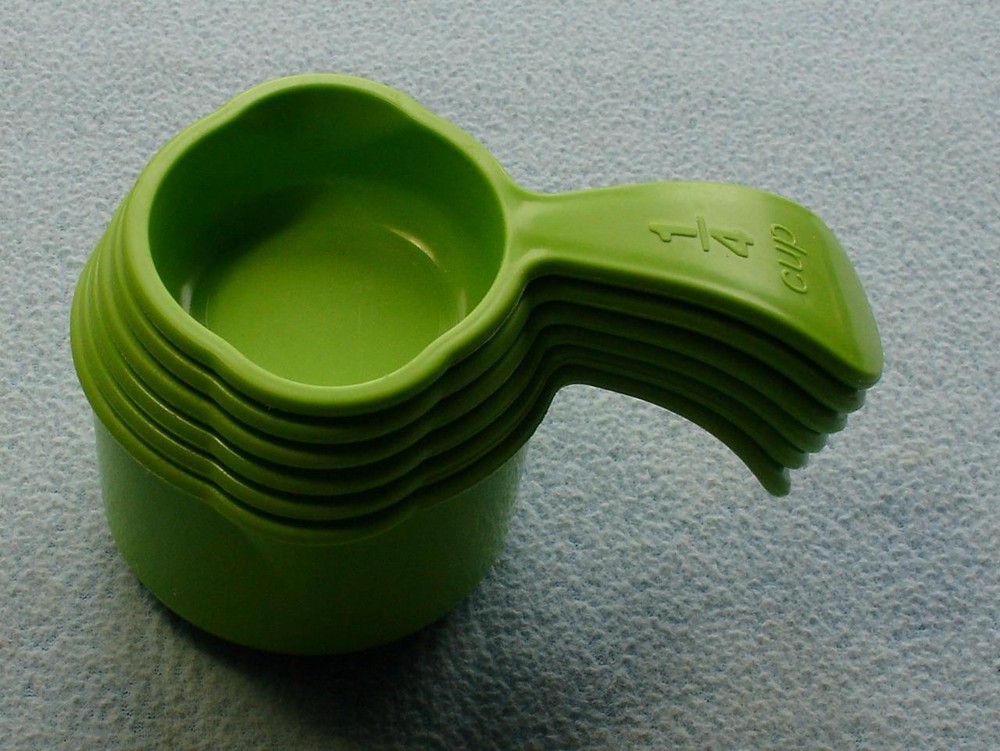 TUPPERWARE 6 Piece LIME GREEN Curved Handle Measuring Cup Set Double Spouts EUC
