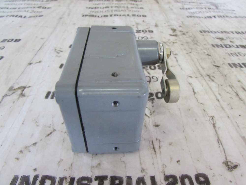 MICRO SWITCH SPLASH PROOF SWITCH 0P-AR 8938 NEW