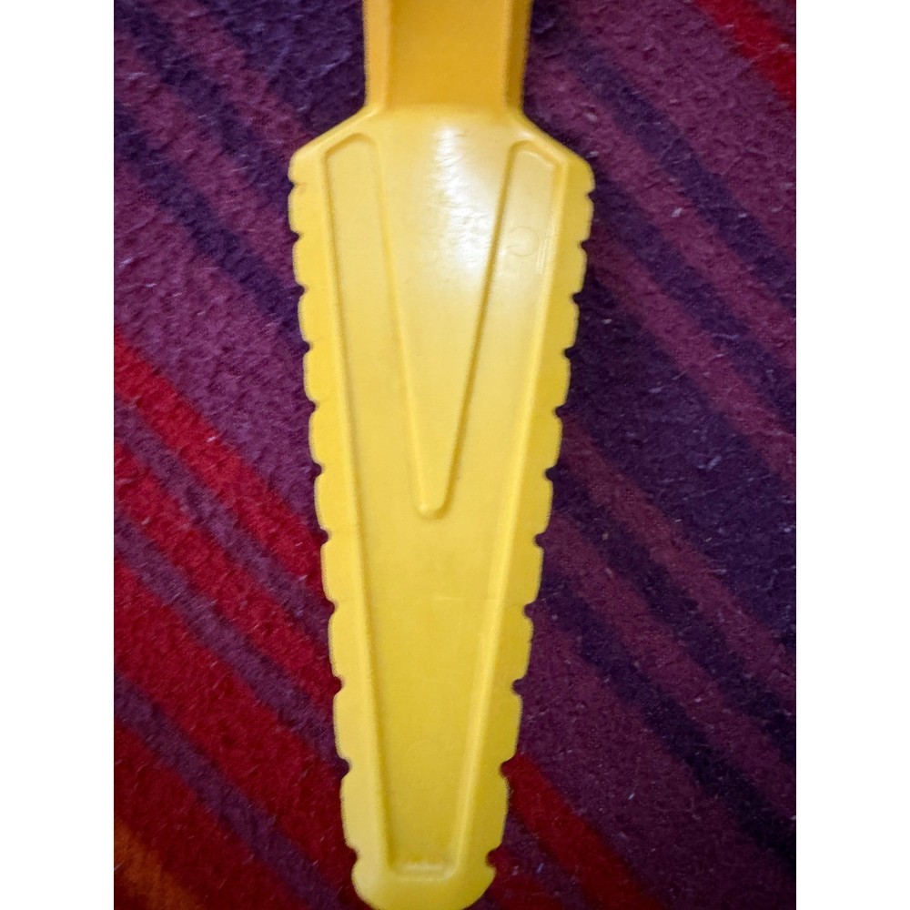Tupperware Yellow Plastic Cake Server Spatula Pie Server Serrated Edge