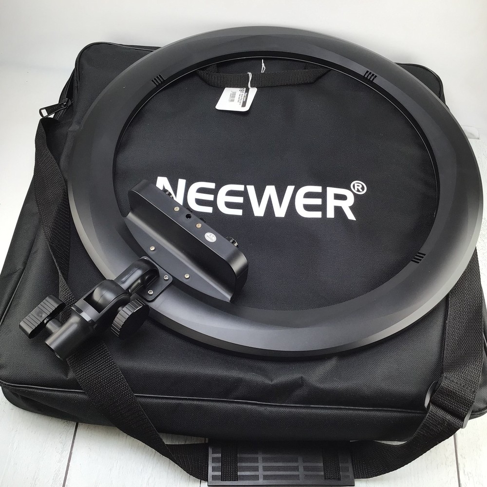Neewer Ring Light in Case Used Good
