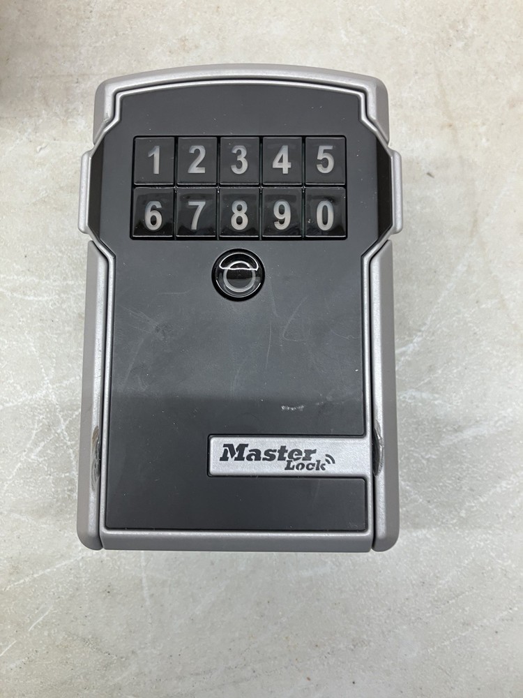 Master Lock 5441D Bluetooth Wall Mount Key Lock Box Electronic USED