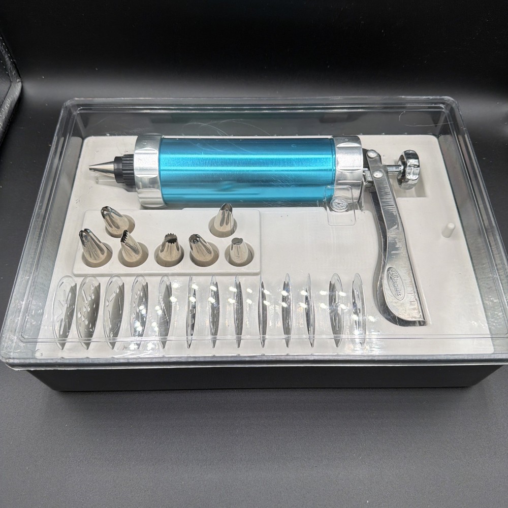 23 Piece Cookie Press & Cake Decorating Kit In Box