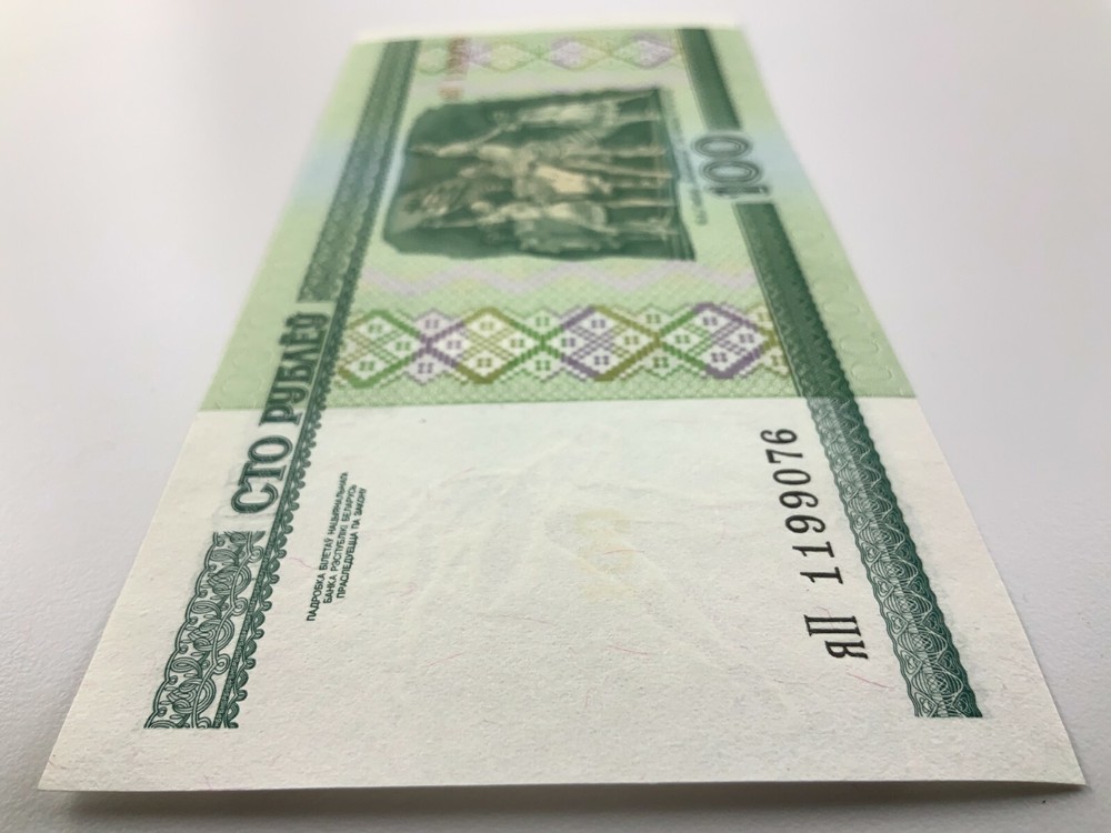 2000 Belarus 100 Rublei Uncirculated Banknote X722