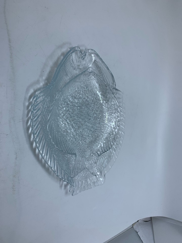 3 PC CLEAR GLASS TEXTURE FISH SHAPED PLATES.