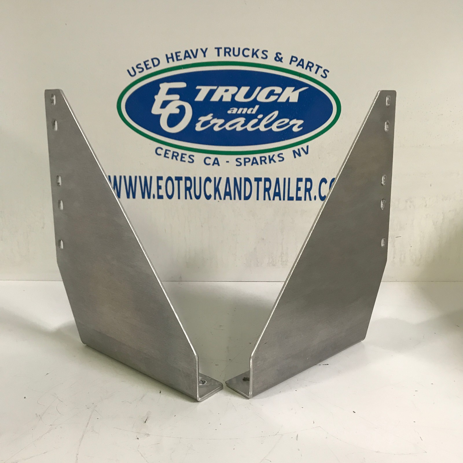 KENWORTH Battery Box Step Brackets - 1 Pair