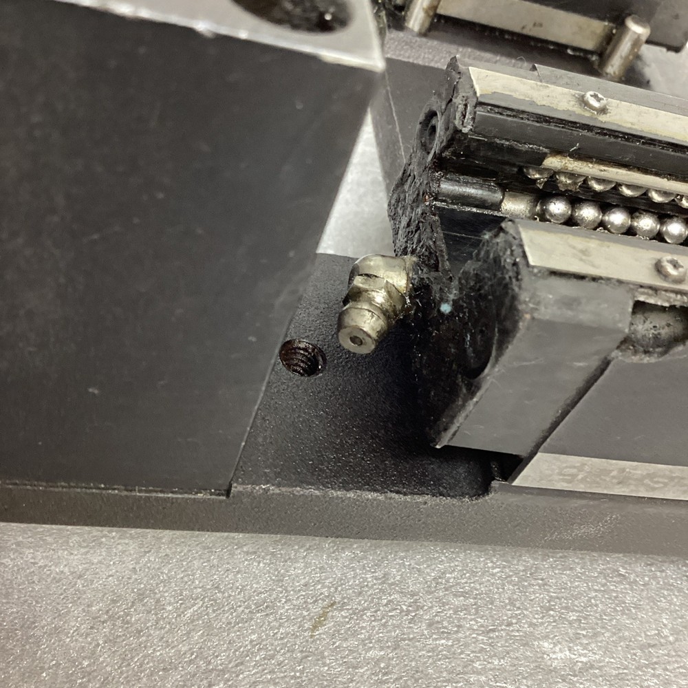 Self-centering vise for CNC machine