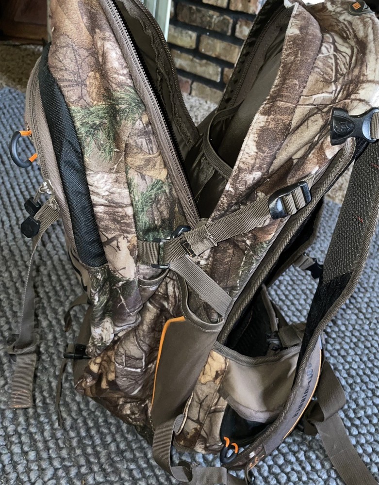 Game Winner Hunting Hydration Backpack Camo Thick Padding Metal Frame Rain Fly