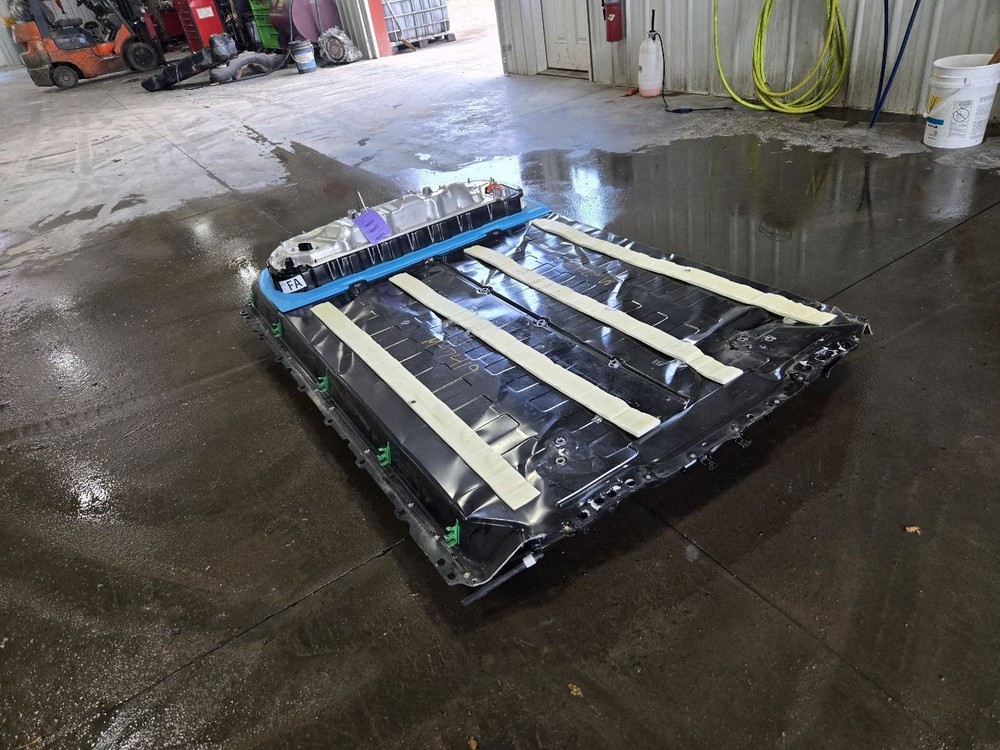 TESLA Y 2024 Battery - CASE SMASHED WILL NEED REPLACED