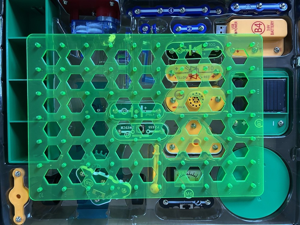 Snap Circuits Green Energy Electronics Exploration Kit Complete as Pictured