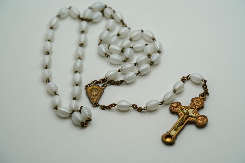 Vintage White Pearlescent Bead Rosary 21" Loop JB45