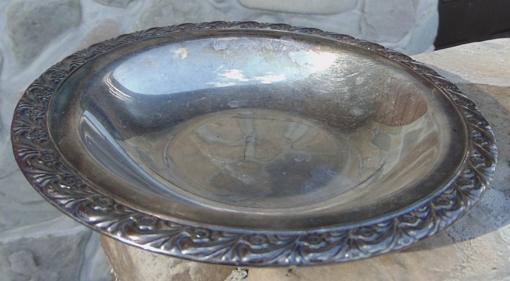 VINTAGE WM ROGERS #748 SILVER PLATE 7 3/8" ~ ROUND FLORAL DESIGN CANDY DISH