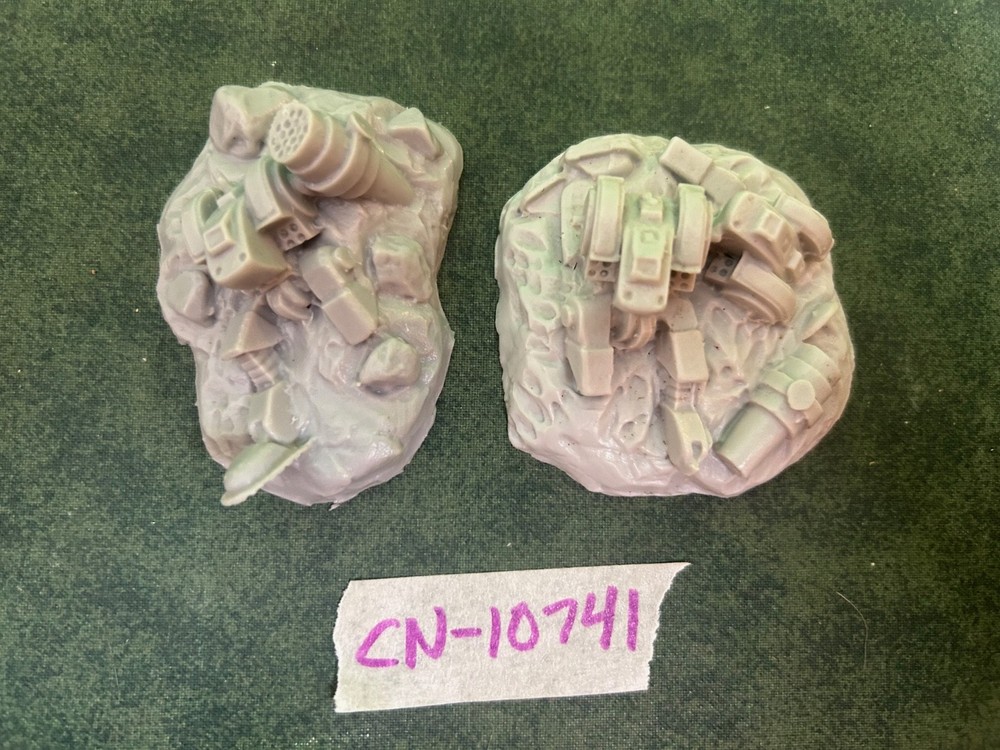 2 Battletech Scale Destroyed Mechs Lot CN-10741