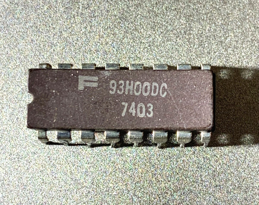Fairchild 93H00-DC 4-Bit Universal Shift Register Vintage IC
