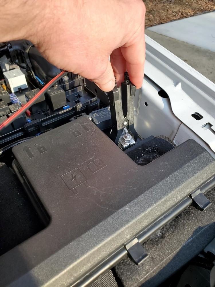 Handheld Relay Testing Tool for Automotive Electrical Systems and Diagnostics