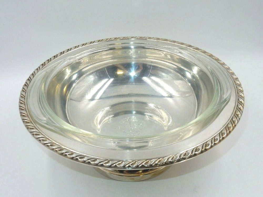 VINTAGE WM ROGERS SILVERPLATE FOOTED COVERED CASSEROLE DISH W/ PYREX INSERT