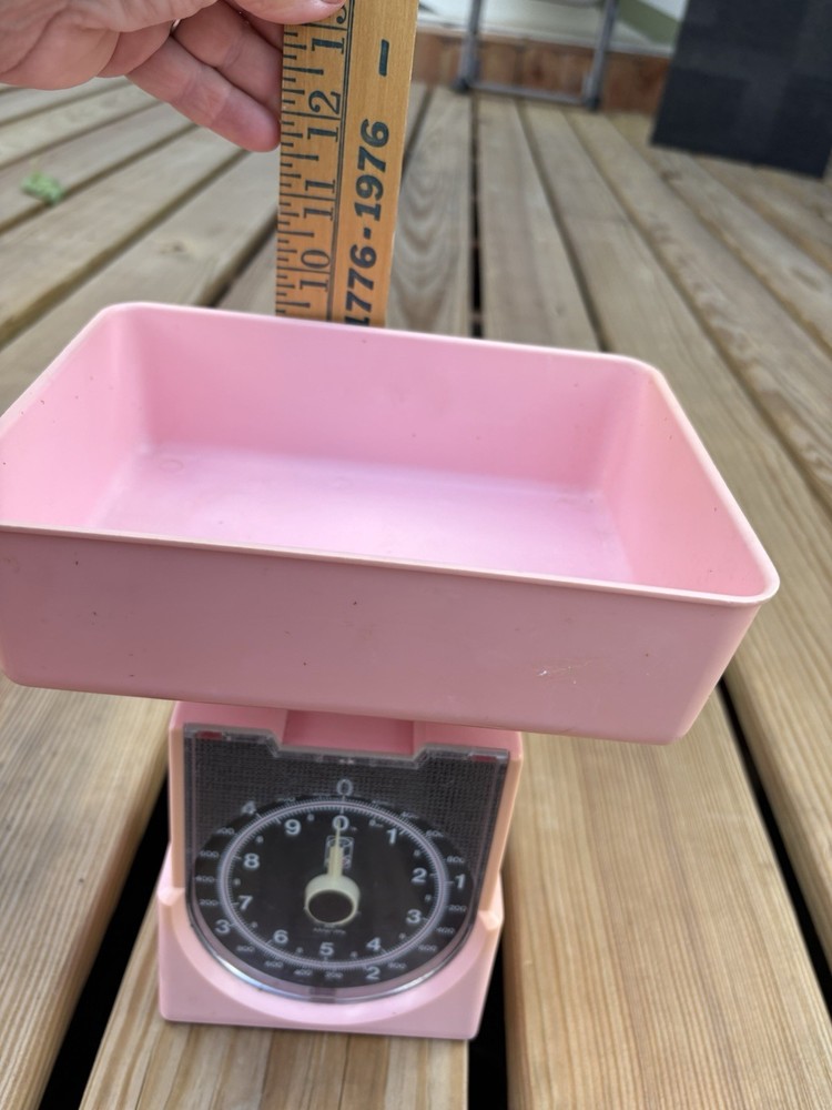 Vintage pink chef scale, 10 pound , plastic