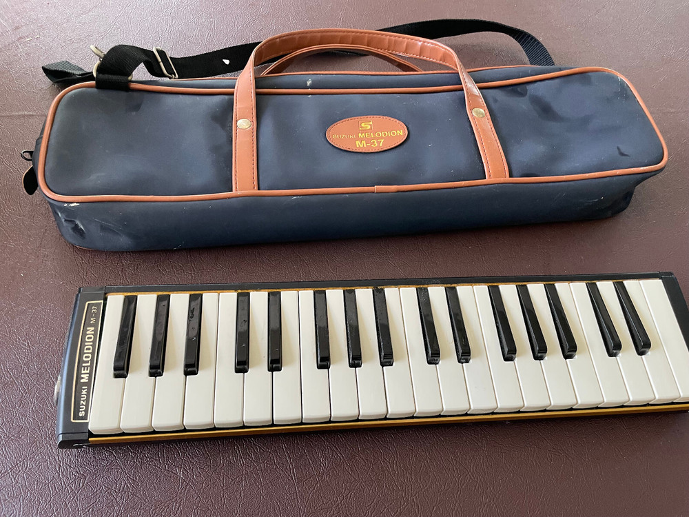 Suzuki Melodion M-37 Keyboard Harmonica