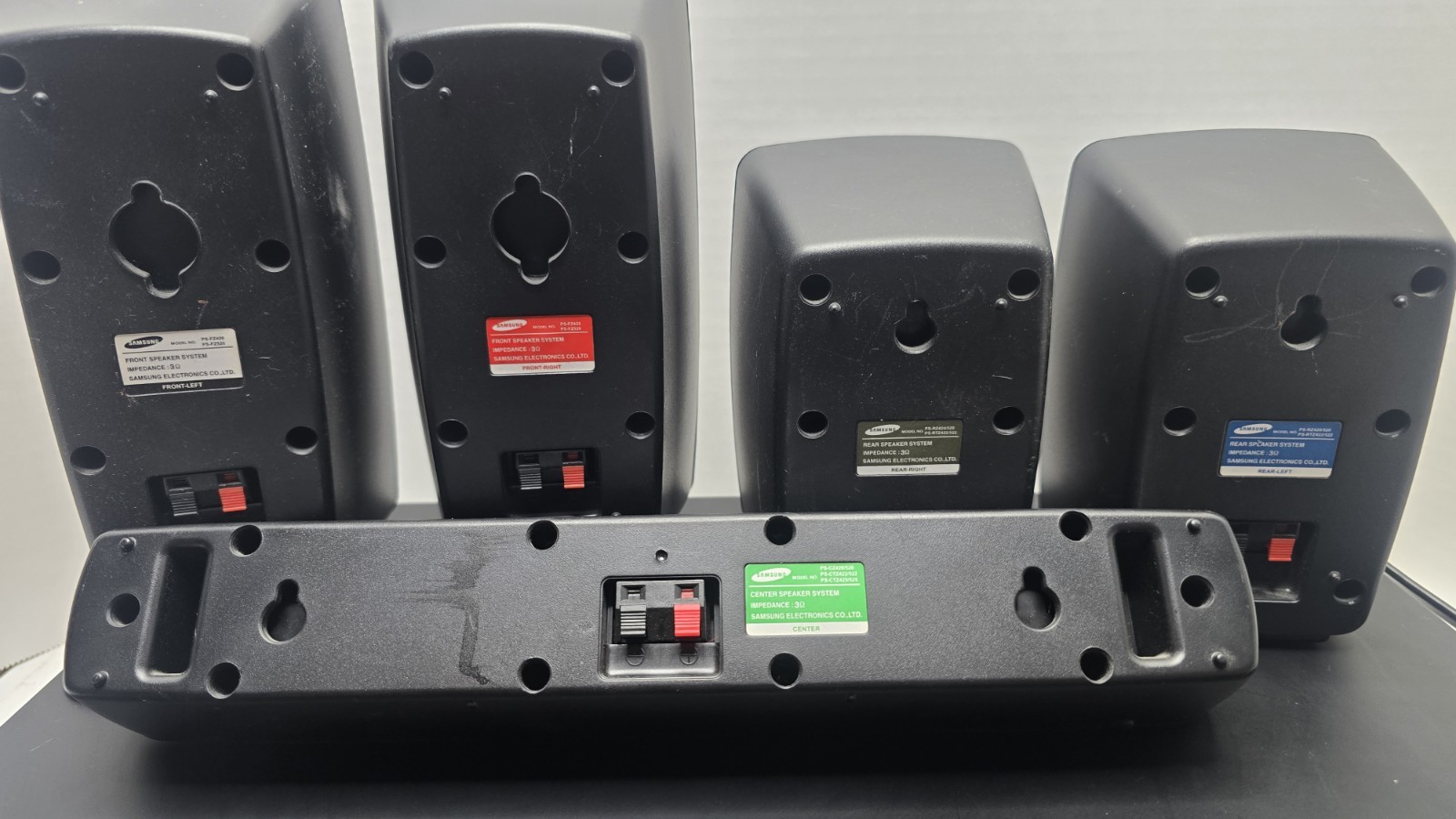 Samsung HT-Z520 5 Disk CD/DVD Home Theater System (Tested, 5 Speakers + Wire)