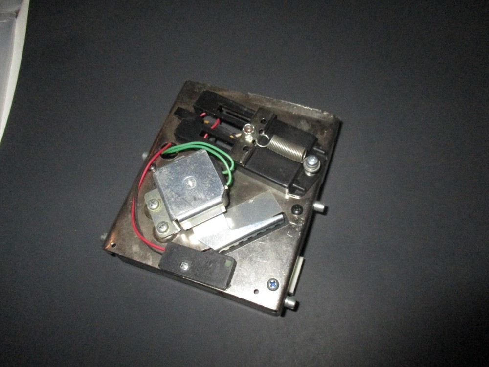 COIN COMPARITOR CC-40 uses 12vdc (untested)