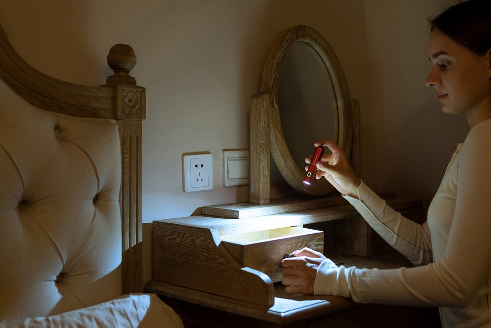 Olight Diffuse Red 700 Lumens EDC Pocket Flashlight, 6 Lighting Modes