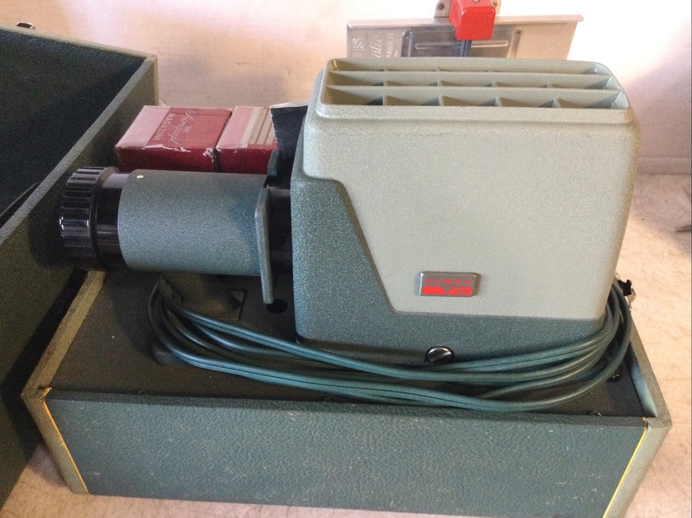 Vintage Argus 300 35mm Automatic Slide Projector w/ Working Bulb & Extra Slides.