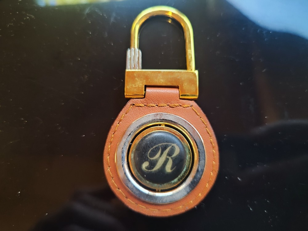 R Letter Keyring