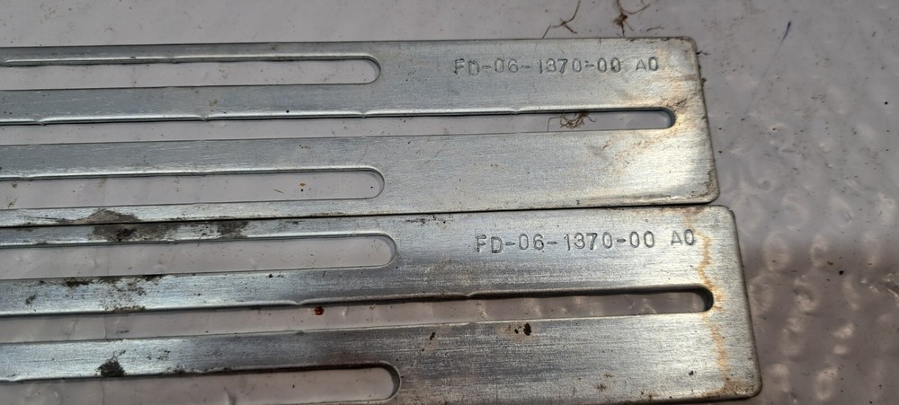 2 X mounting brackets FD-06-1370-00 USED