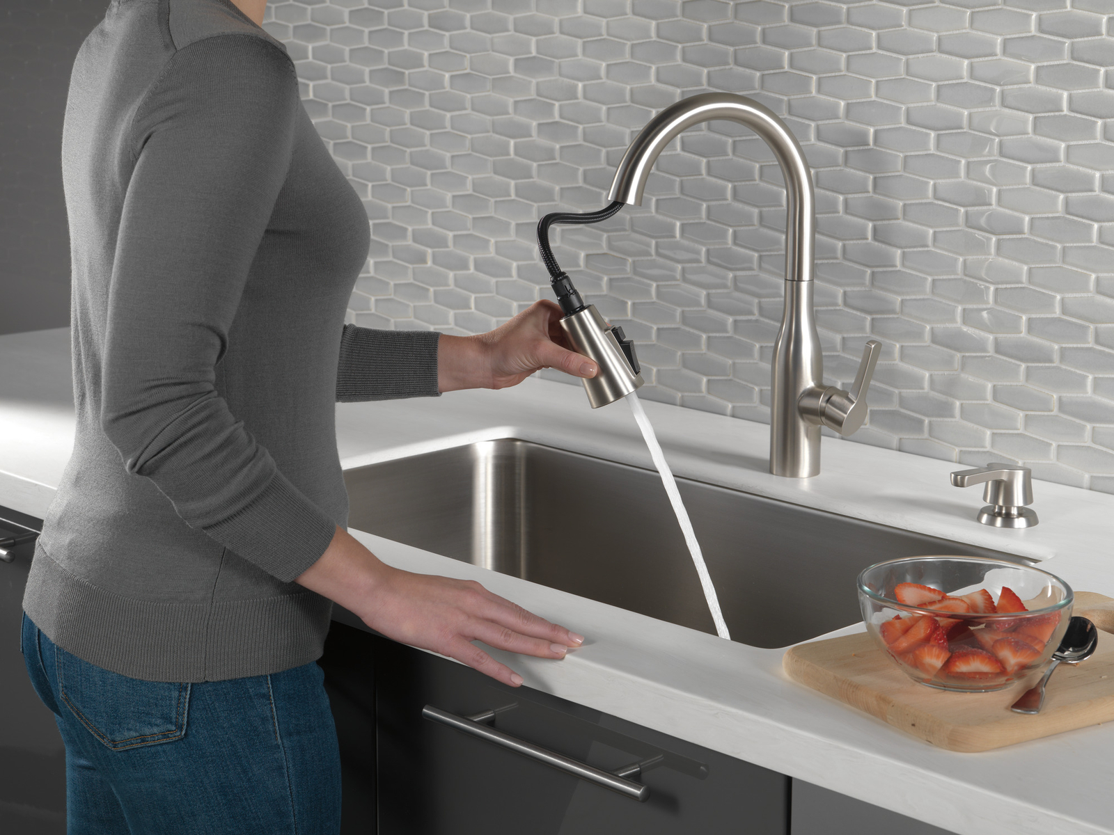 Delta Marca Pull-Down Kitchen Faucet Spotshield Stainless-Certified Refurbished
