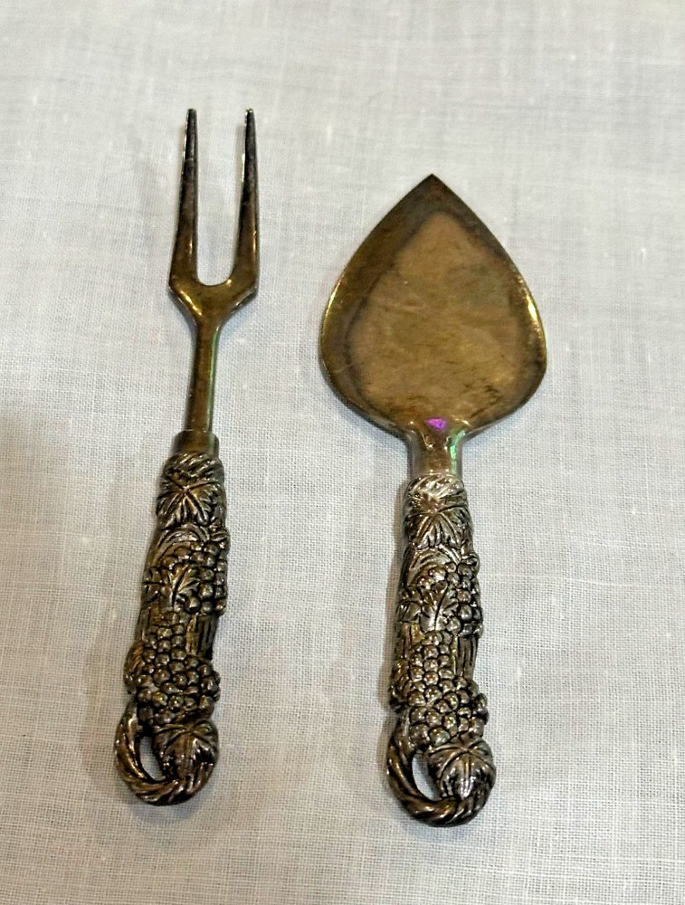 Arthur Court Silver Plated 2 Pcs Grape Vine 5 in. Cheese Servers