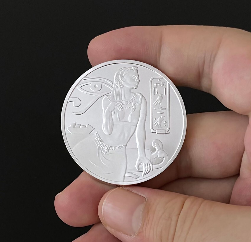 Craftsmanship: The coin features exquisite micro-relief detailing and a mirror-