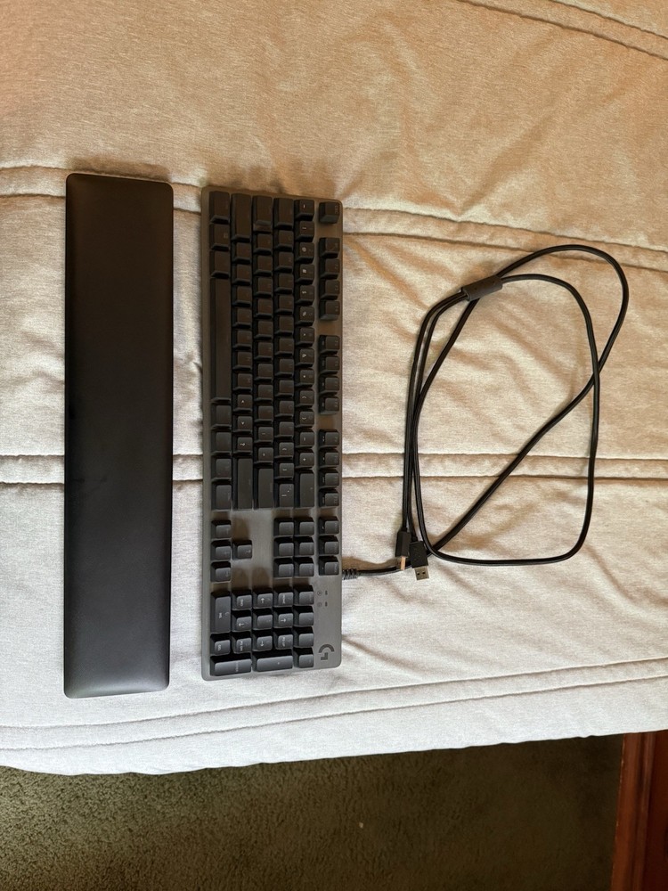 Logitech G513 Carbon LIGHTSYNC RGB Mechanical Gaming Keyboard