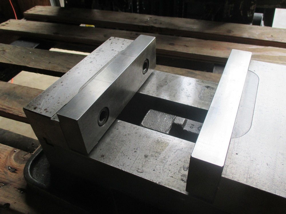 USED D80 Kurt 8" Milling Machine Vise with Handle