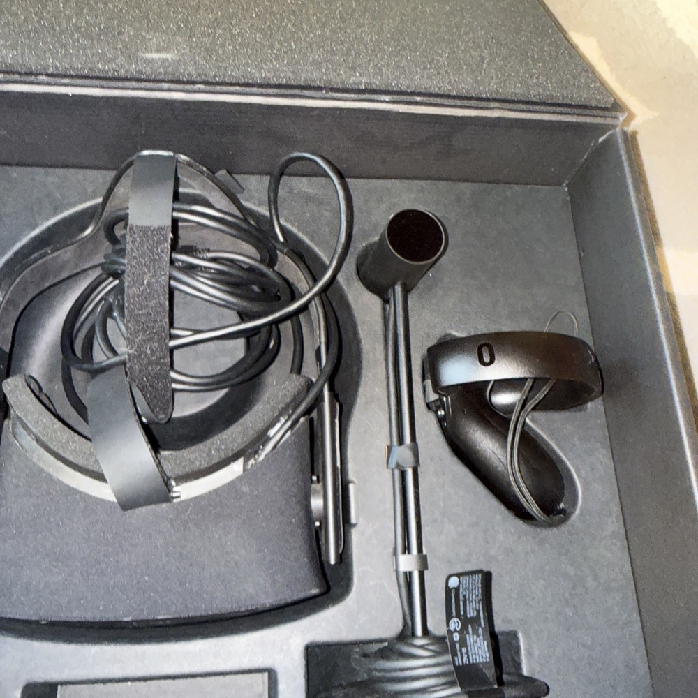 Oculus Rift Black VR Headset with Controllers for PC & Console with Orginal Box