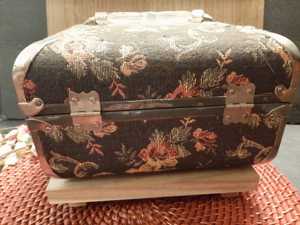 VINTAGE TAPESTRY SEWING CASE , SEWING BOX , SMALL TRAIN CASE