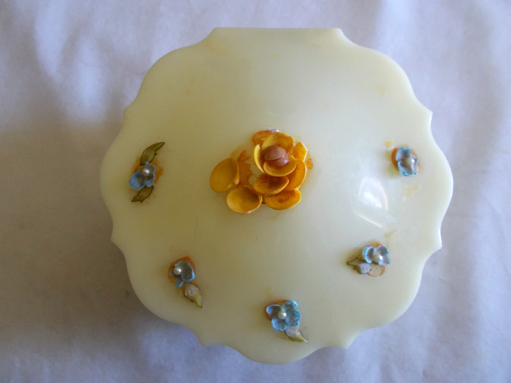 VINTAGE SWARZ BROS. PLASTICS VANITY POWDER BOX