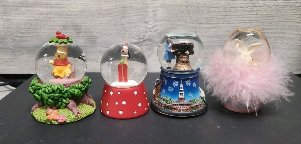 mini snow globe lot B1