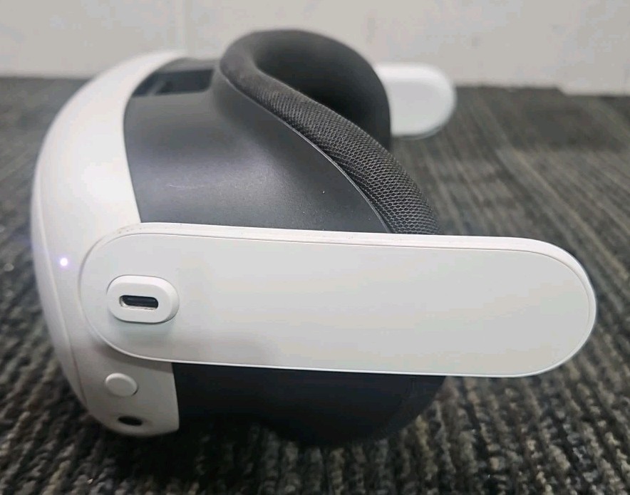 Meta Quest 3 S3A Virtual Reality Headset + 2 Controllers - READ