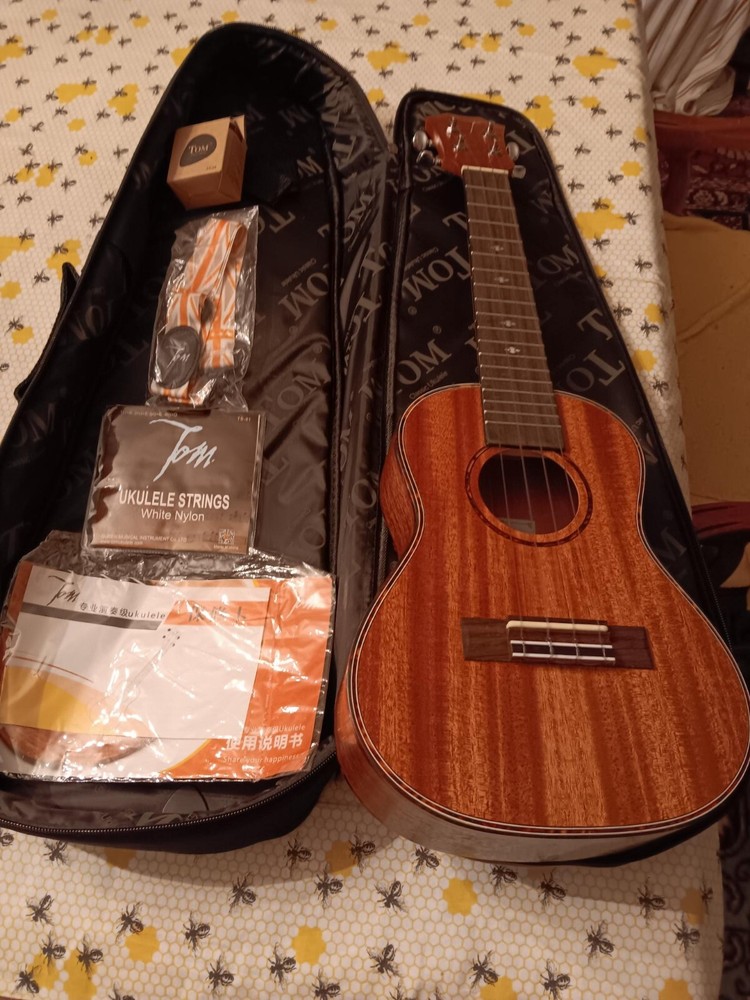 Tom Classic Ukelele with case