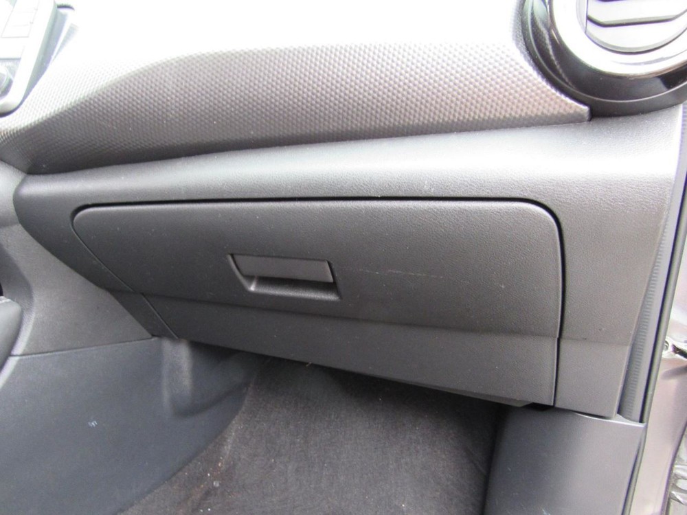 KICKS     2019 Glove Box 1073107