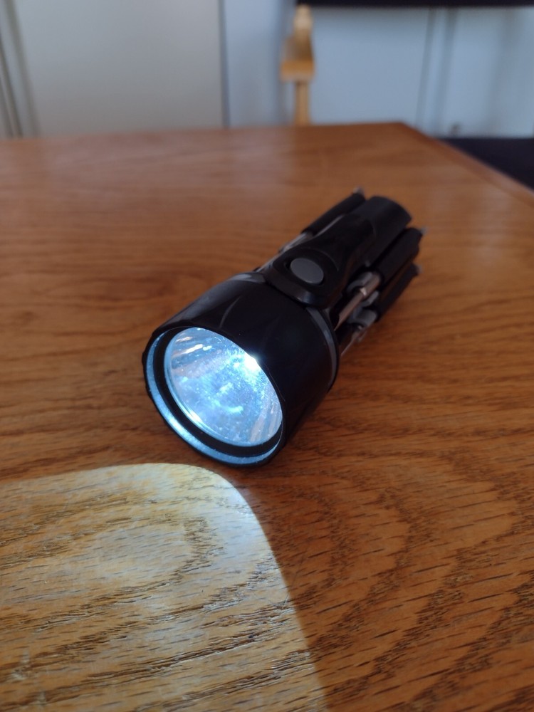 Leed's Led Light Multitool Seven Screw Drivers Two Lights Tested
