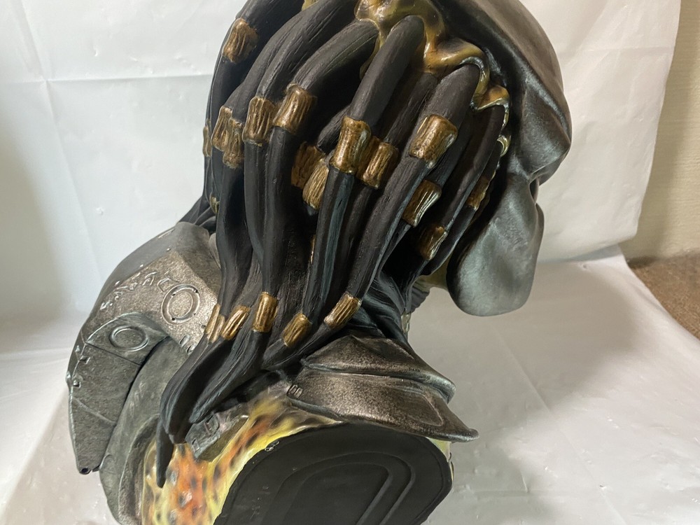 Predator Limited Predator Head Figure & Case Japan