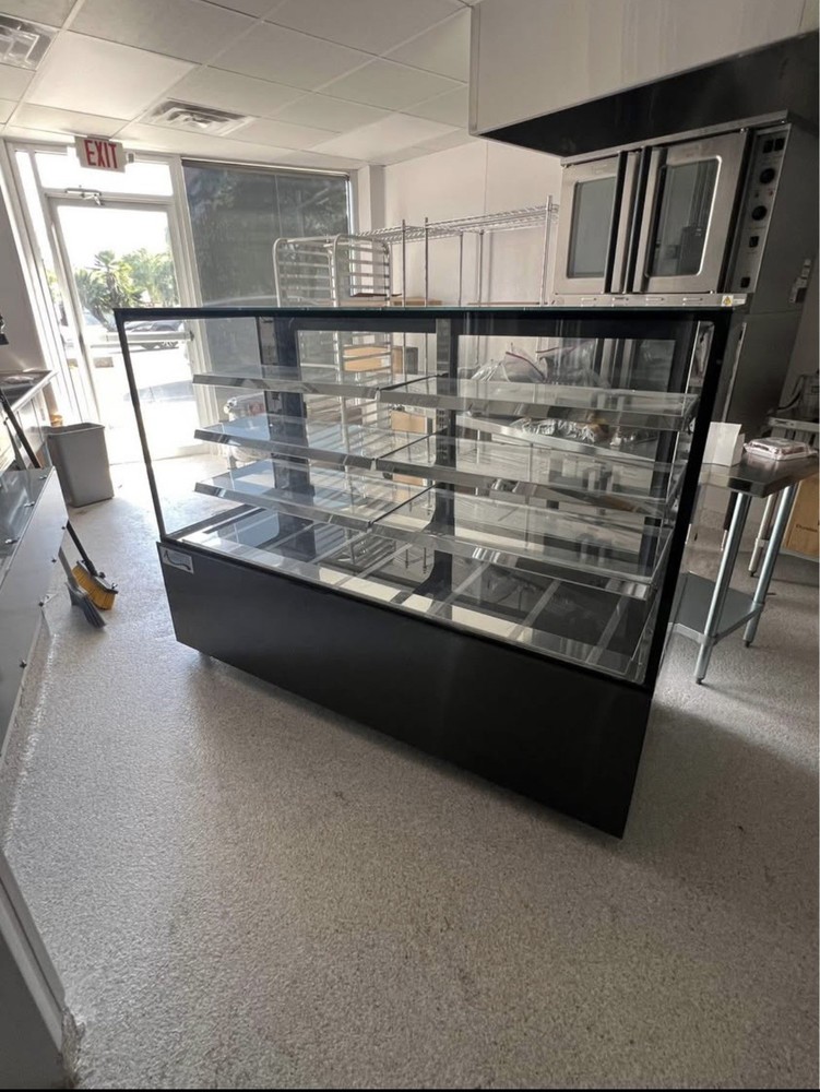 Avantco Dry Display Case