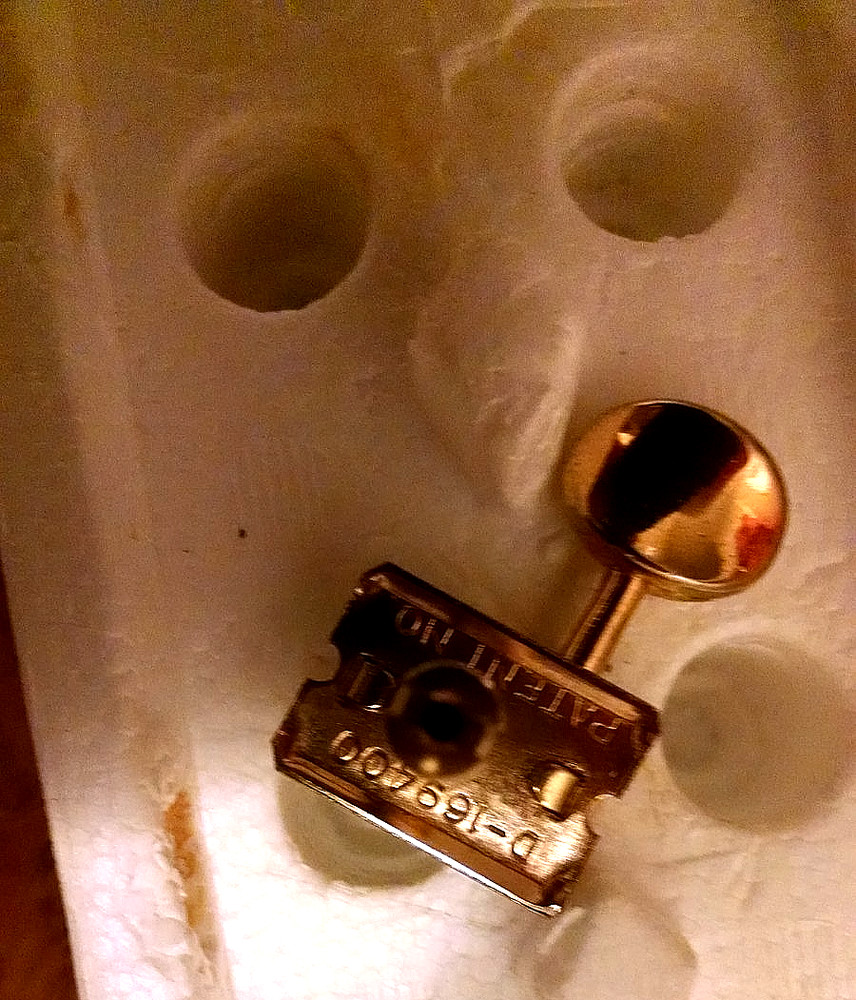 Pre CBS gold single Kluson tuner