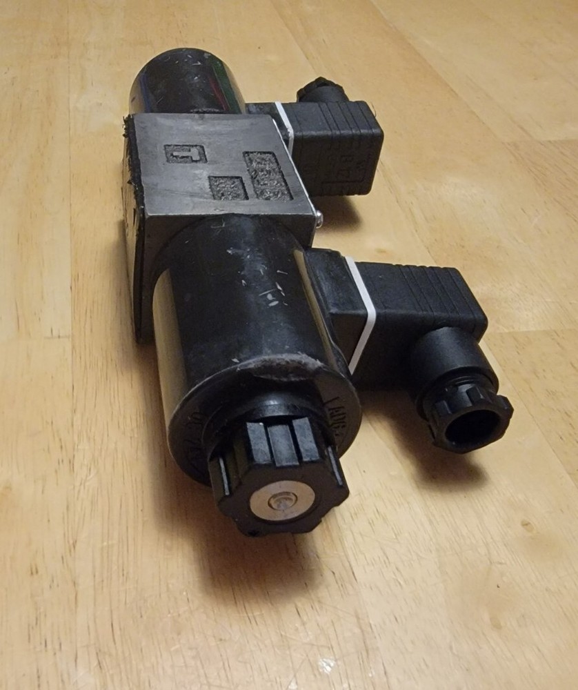NEW Nachi SA-G01-C5-D2-E40 Directional Control Valve