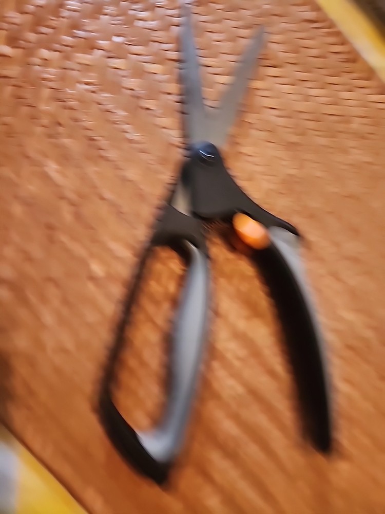 FISKARS Gentle Spring Assist Sewing Scissors Softouch Grip Locking Shears EUC