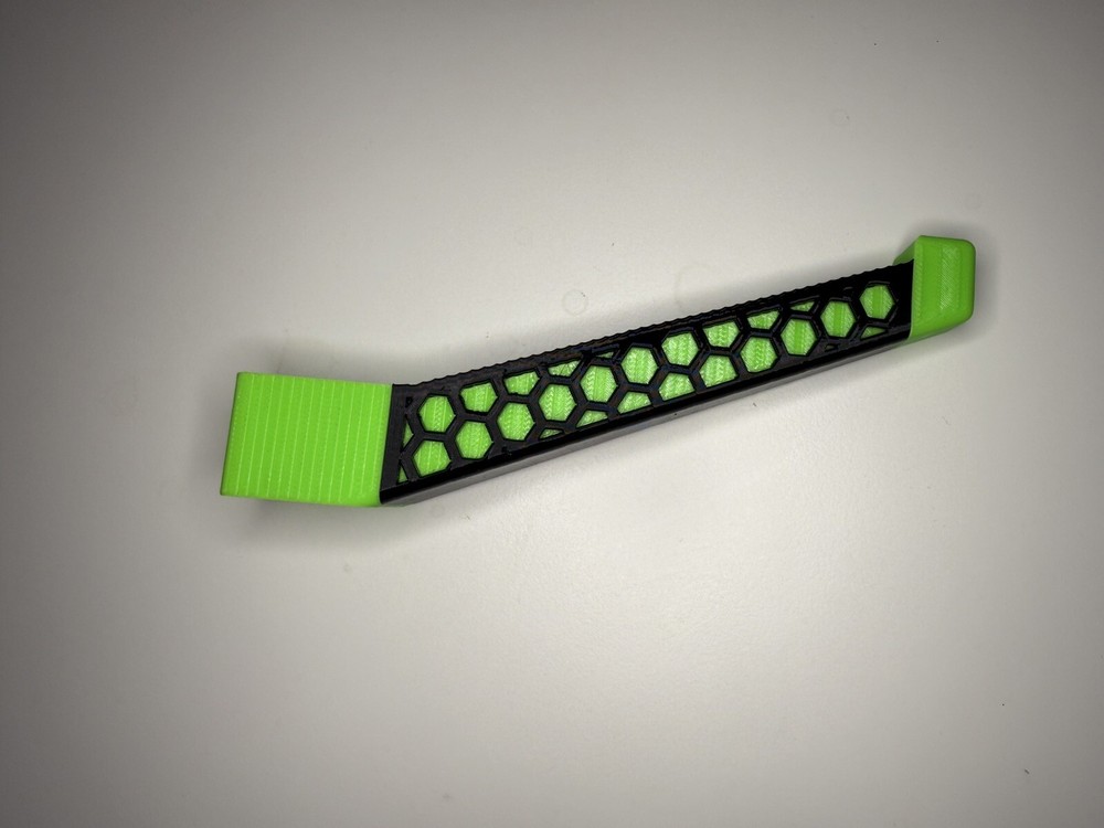 Headrest bow hanger with rubber insert