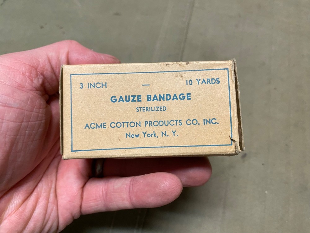 ORIGINAL WWII US ARMY MEDIC MEDICAL FIRST AID COMPRESSED BANDAGE 3X6 BANDAGE