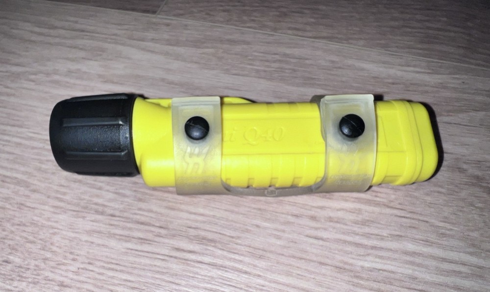 Underwater Kinetics Mini Q40 Dive Flashlight 500Ft Depth