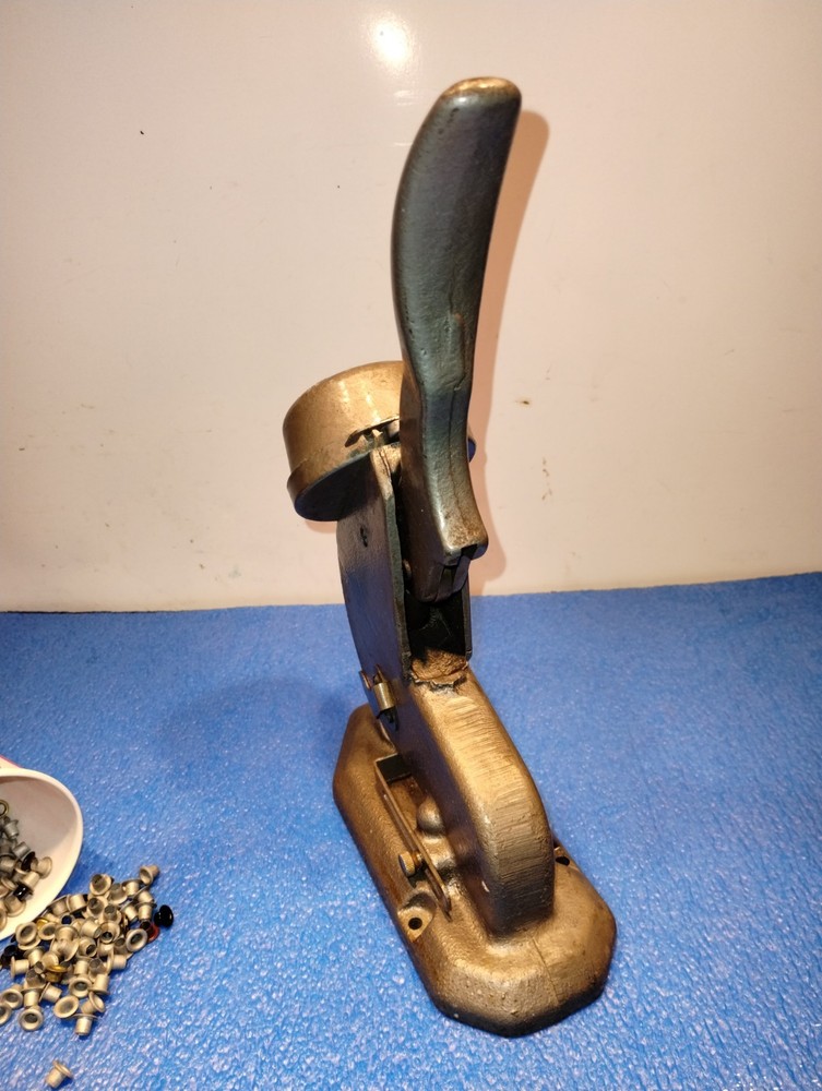 VTG Bates Eyelets Automatic Eyeleter Hand Press Punch Press Tool w/ Some Eyelets