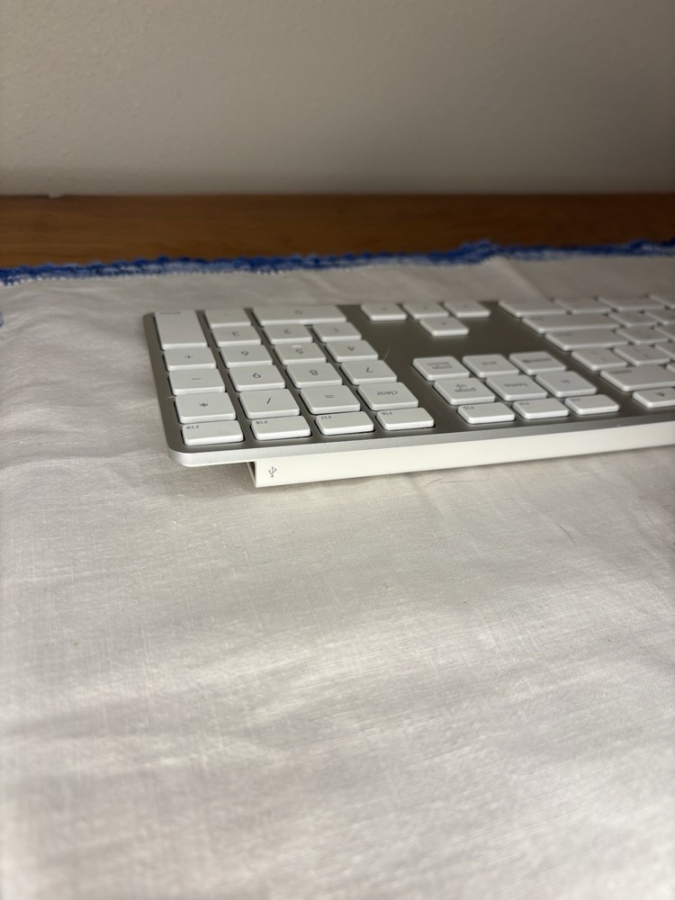 Apple Wired Keyboard With Numeric Keypad Model A1243